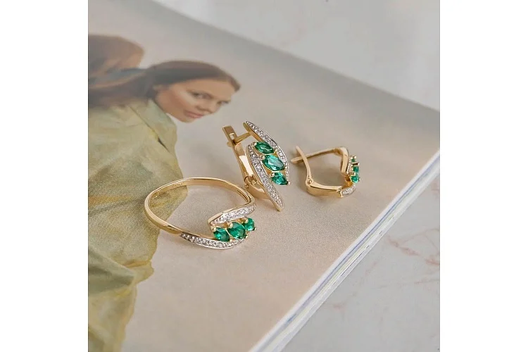 Кольцо из жёлтого золота с 3 изумрудами и 16 бриллиантами