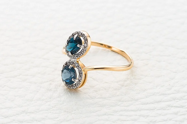 Кольцо из красного золота с 2 топазами лондон и 32 фианитами