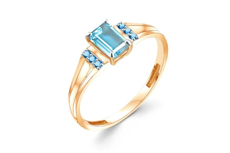 Кольцо из красного золота с топазом sky и 6 фианитами