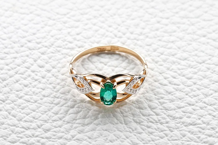 Кольцо из красного золота с изумрудом и 14 бриллиантами
