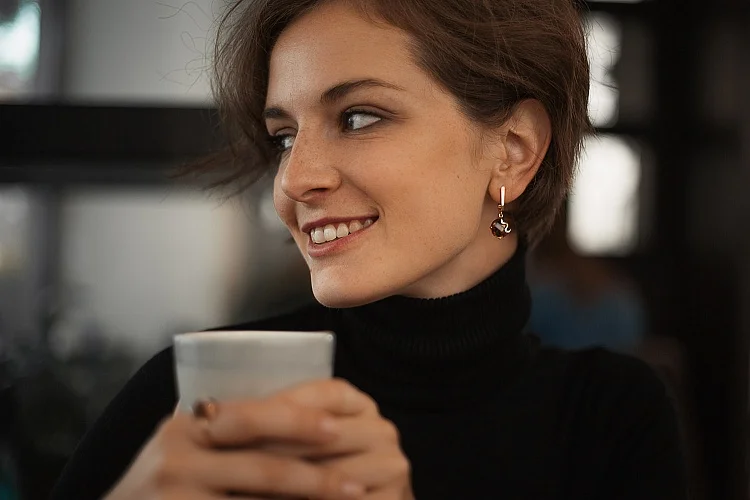 Серьги из красного золота с 2 султанитами и 14 фианитами