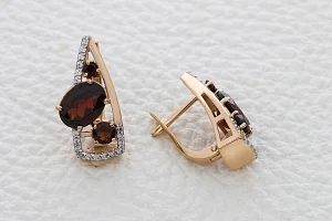 Серьги из красного золота с 6 гранатами и 36 фианитами