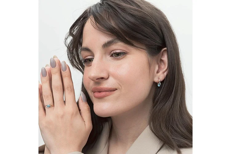 Кольцо из красного золота с топазом swiss и 3 фианитами