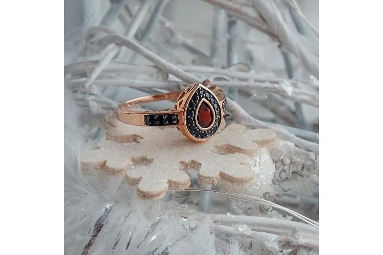 Кольцо из красного золота с гранатом и 21 фианитами