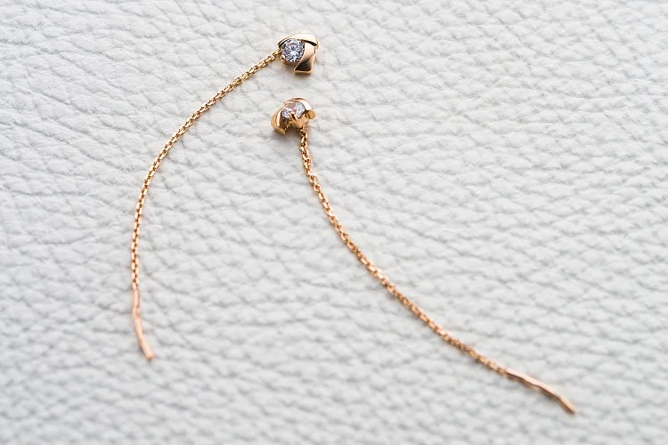 Серьги-продёвки из красного золота с 10 фианитами