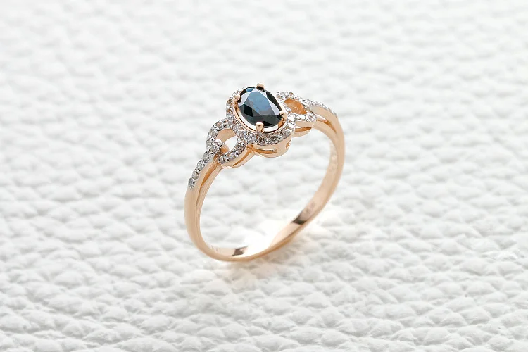 Кольцо из красного золота с сапфиром и 40 бриллиантами