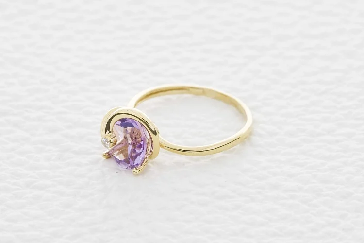 Кольцо из жёлтого золота с аметистом и фианитом