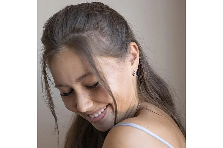 Серьги из красного золота с 2 гранатами и 32 фианитами