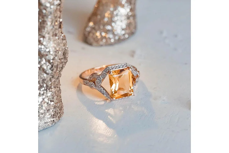 Кольцо из красного золота с цитрином и 40 фианитами