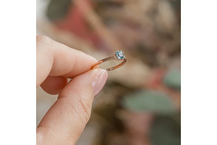 Кольцо из красного золота с топазом swiss