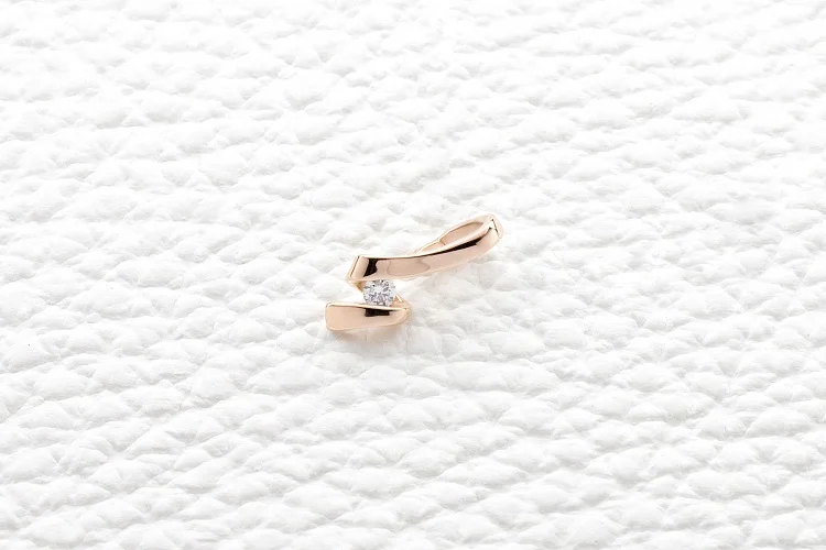 Подвеска из красного золота с бриллиантом