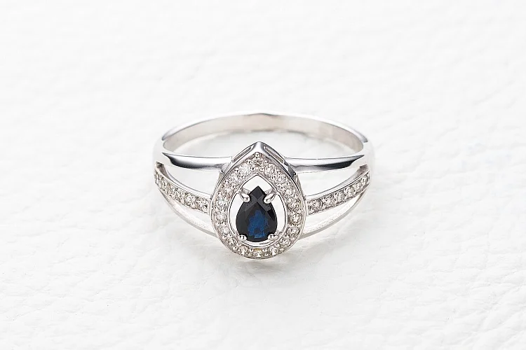 Кольцо из белого золота с сапфиром и 30 бриллиантами