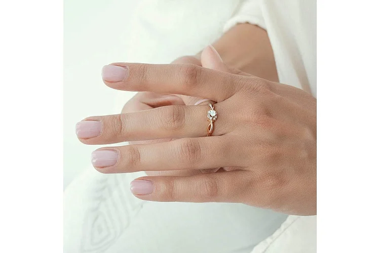 Кольцо Цветок из красного золота с бриллиантом