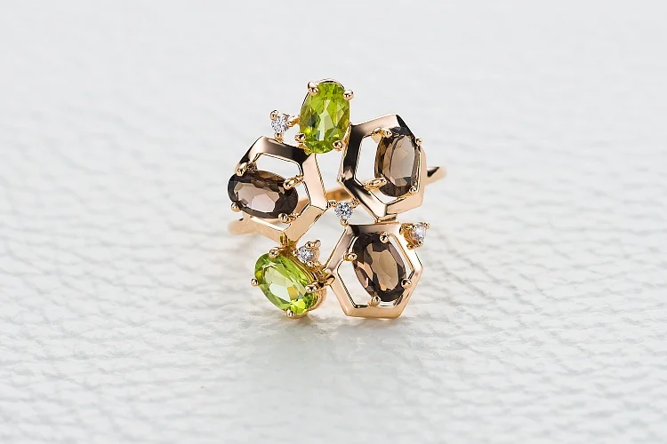 Кольцо из красного золота с раухтопазами, хризолитами и фианитами