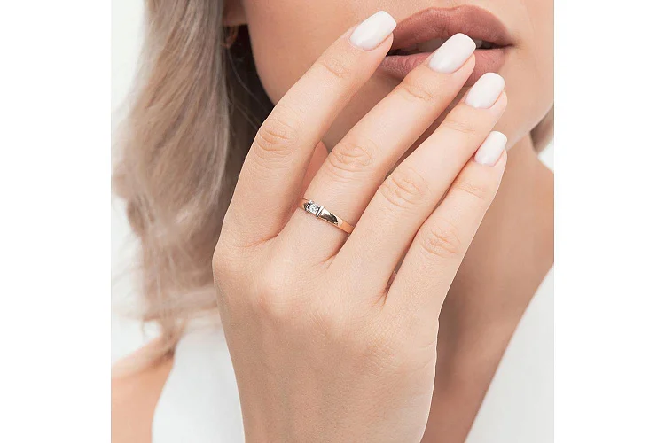 Кольцо из красного золота с бриллиантом