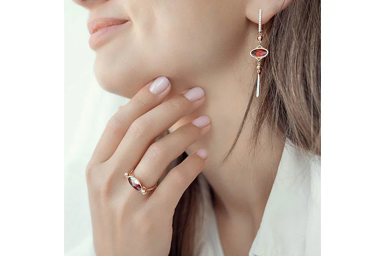 Кольцо из красного золота с гранатом и 10 фианитами