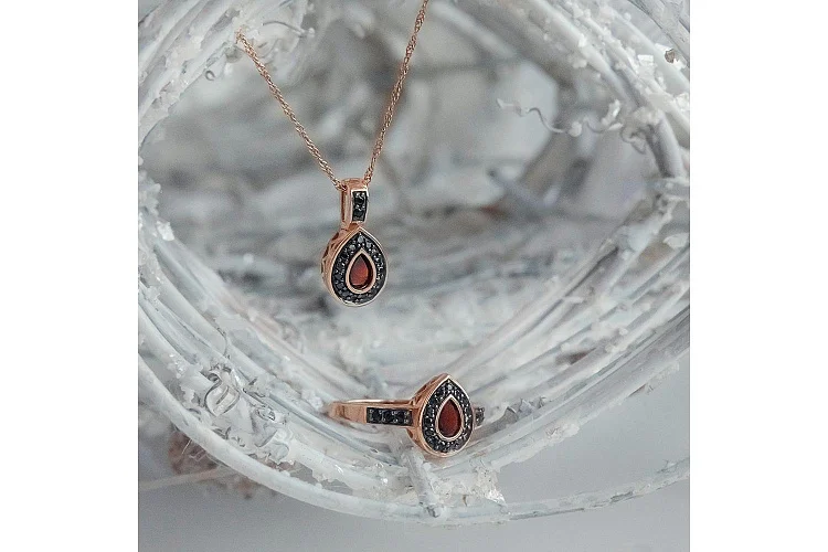 Подвеска из красного золота с гранатом и 17 фианитами