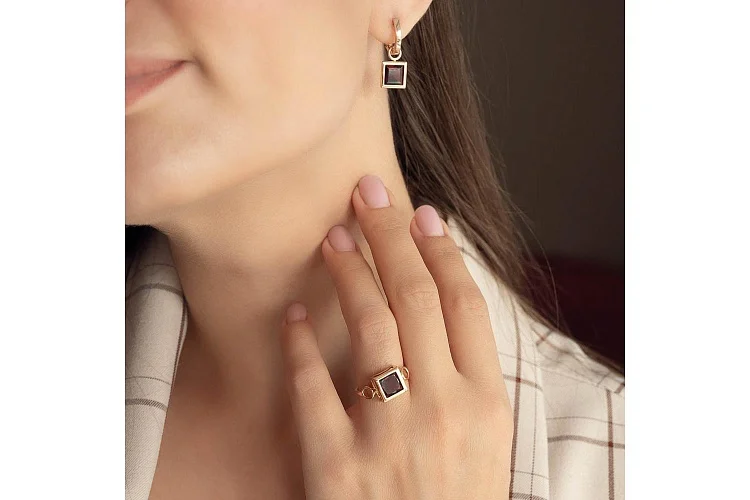 Кольцо из красного золота с гранатом