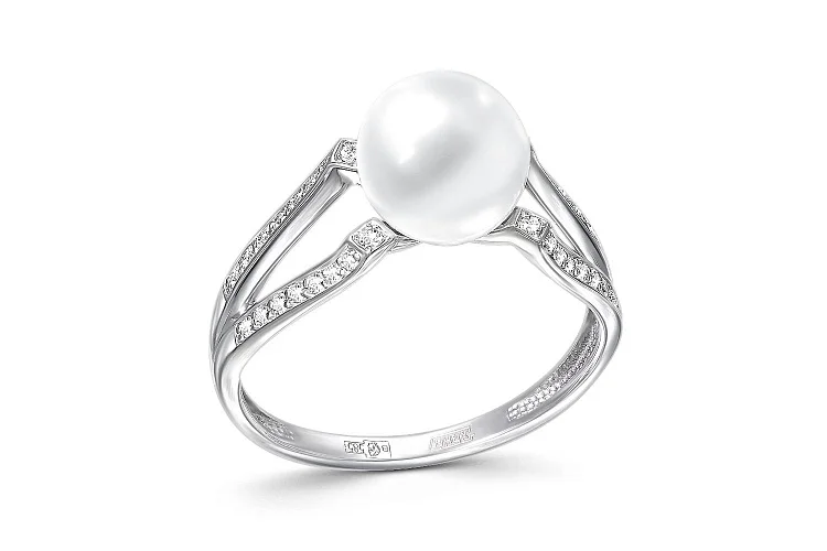 Кольцо из белого золота с жемчугом и 32 фианитами