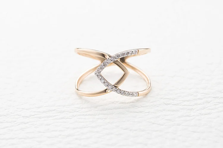 Кольцо из красного золота с 21 фианитами