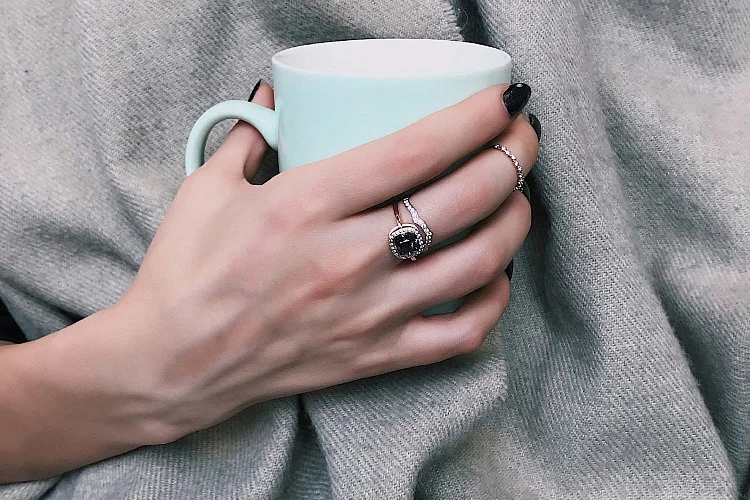 Кольцо из красного золота с александритом и 24 фианитами