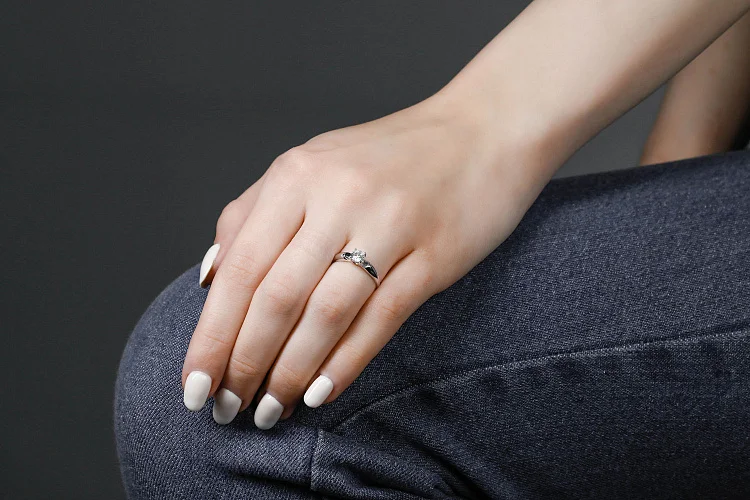 Кольцо из белого золота с кристаллом swarovski