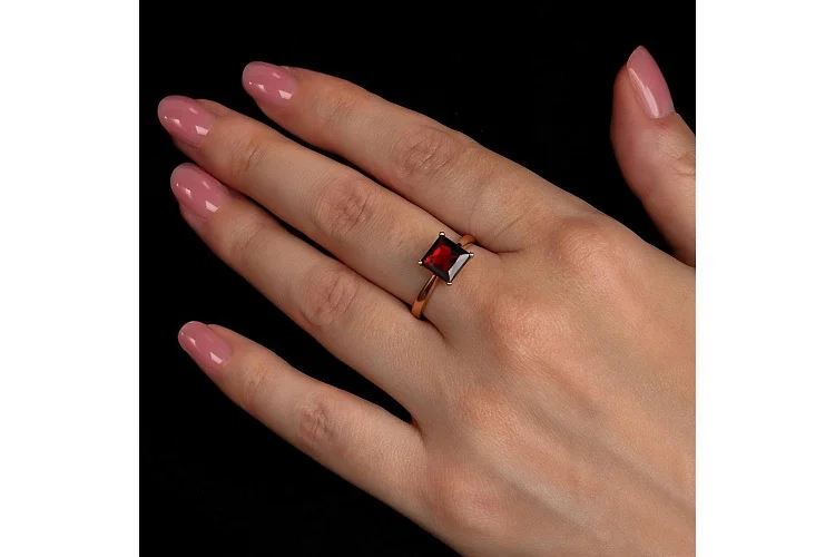 Кольцо из красного золота с гранатом