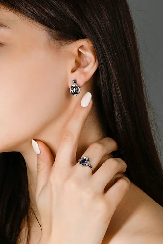 Кольцо из белого золота с корундом и 12 бриллиантами