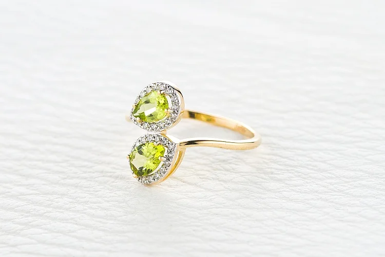 Кольцо из жёлтого золота с 34 хризолитами