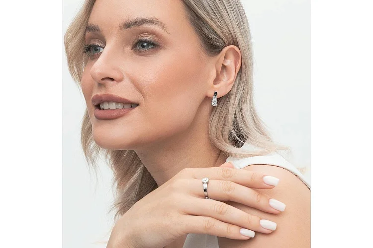 Серьги из белого золота с 26 фианитами