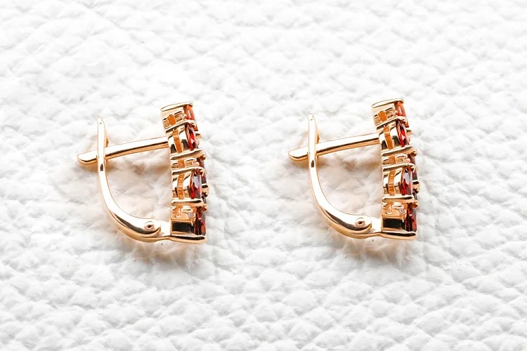 Серьги из красного золота с 14 гранатами и 16 фианитами