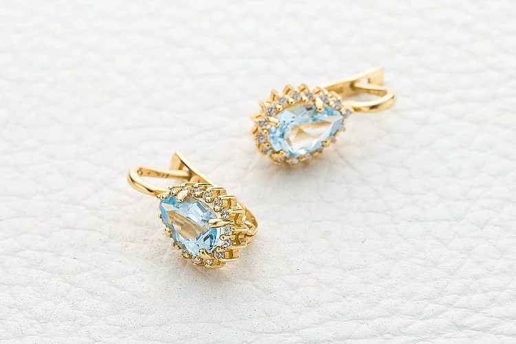 Серьги из жёлтого золота с 2 топазами sky и 32 фианитами