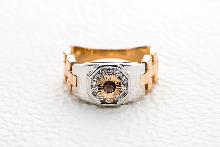 Печатка из красного золота с раухтопазом и 10 фианитами