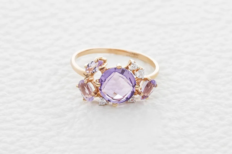 Кольцо из красного золота с аметистом, гранатом и хризолитом