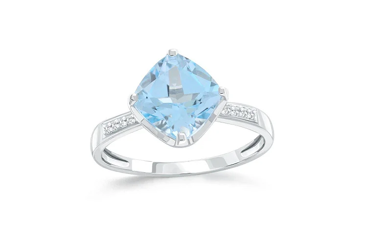 Кольцо из белого золота с топазом sky и 10 фианитами