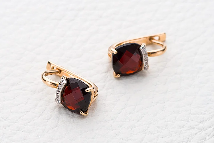 Серьги из красного золота с 2 гранатами и 10 фианитами