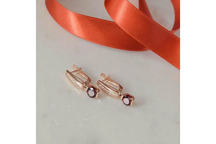 Серьги из красного золота с 2 гранатами и 12 фианитами