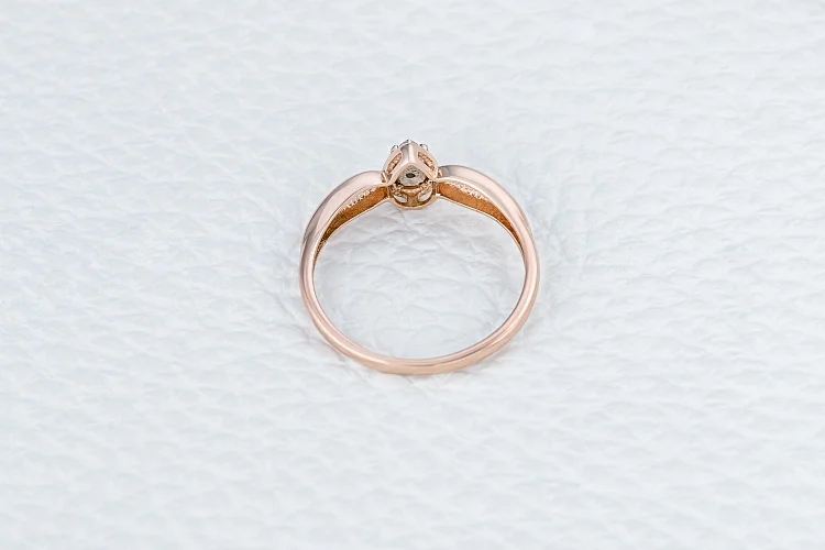 Кольцо из красного золота с бриллиантом