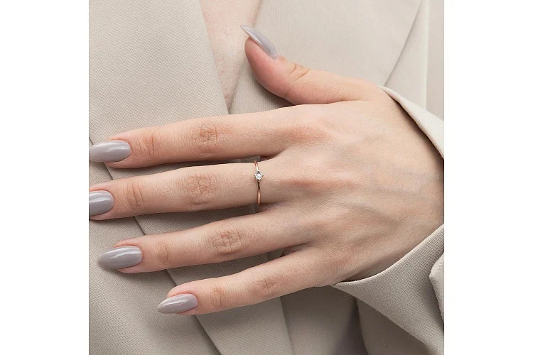 Кольцо из красного золота с бриллиантом