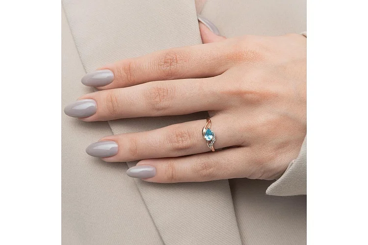 Кольцо из красного золота с топазом swiss и 3 фианитами