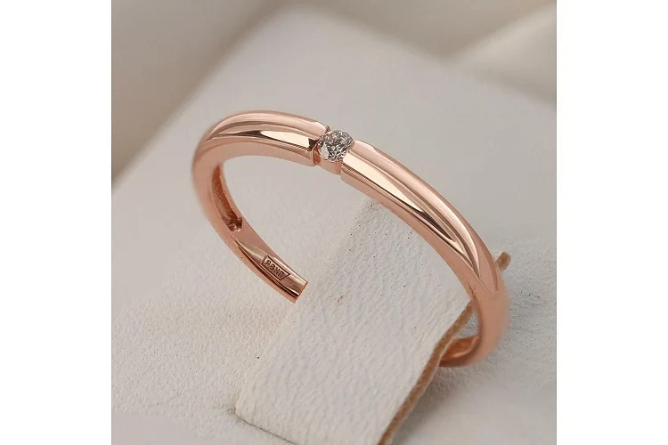 Обручальное кольцо из красного золота с бриллиантом