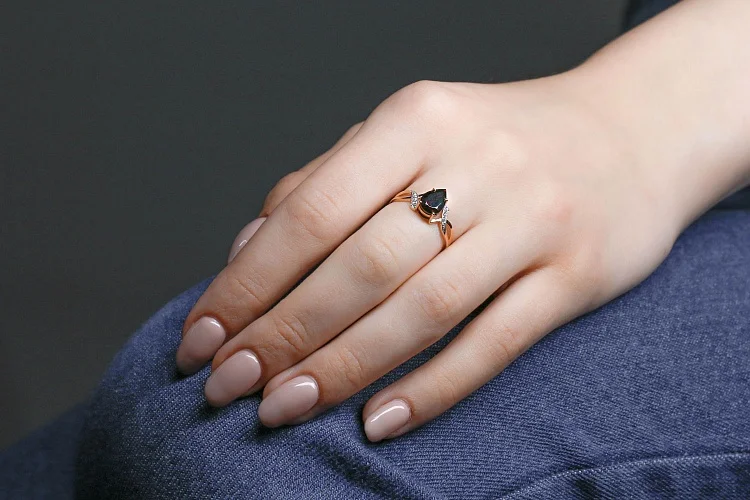 Кольцо из красного золота с гранатом и 6 фианитами