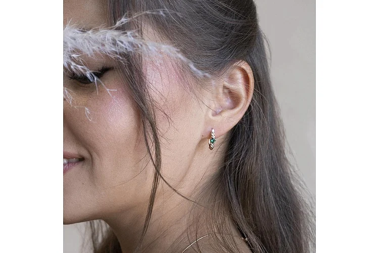 Серьги из красного золота с 2 изумрудами и 12 бриллиантами