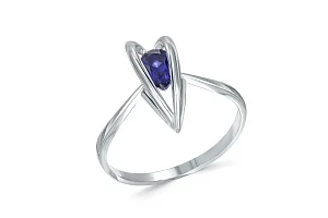 Кольцо из белого золота с корундом