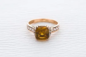 Кольцо из красного золота с султанитом и 14 фианитами