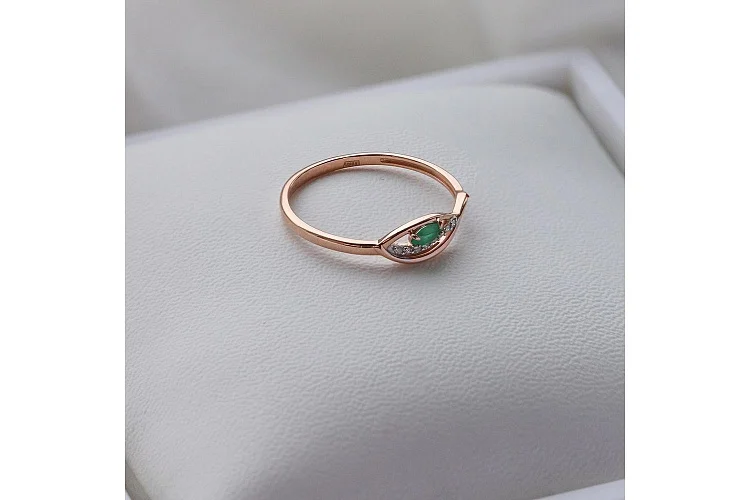 Кольцо из красного золота с изумрудом и 8 бриллиантами