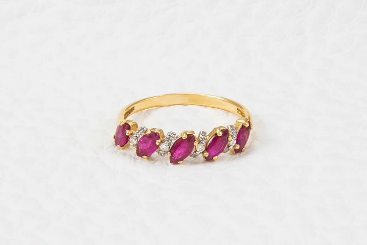 Кольцо из жёлтого золота с 5 рубинами и 4 бриллиантами