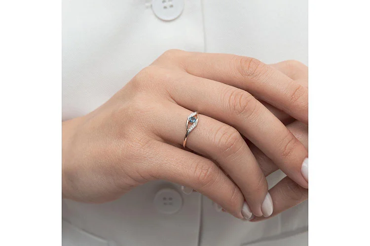 Кольцо из красного золота с топазом лондон и 8 фианитами