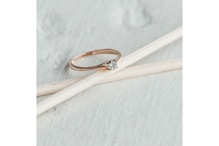 Кольцо Малинка из красного золота с 7 муассанитами