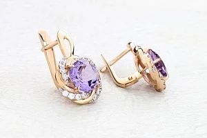 Серьги из красного золота с 2 аметистами и 32 фианитами